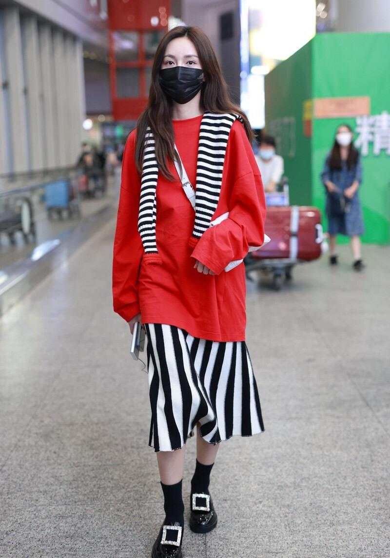 清娱吧|沈梦辰衣品真不错,红色长上衣配黑白条纹半身裙,时髦又有格调