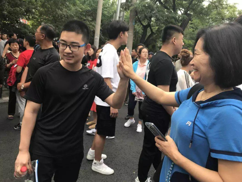 中学|高考首日家长穿衣经验，旗袍寓意旗开得胜，被称为最硬核应援