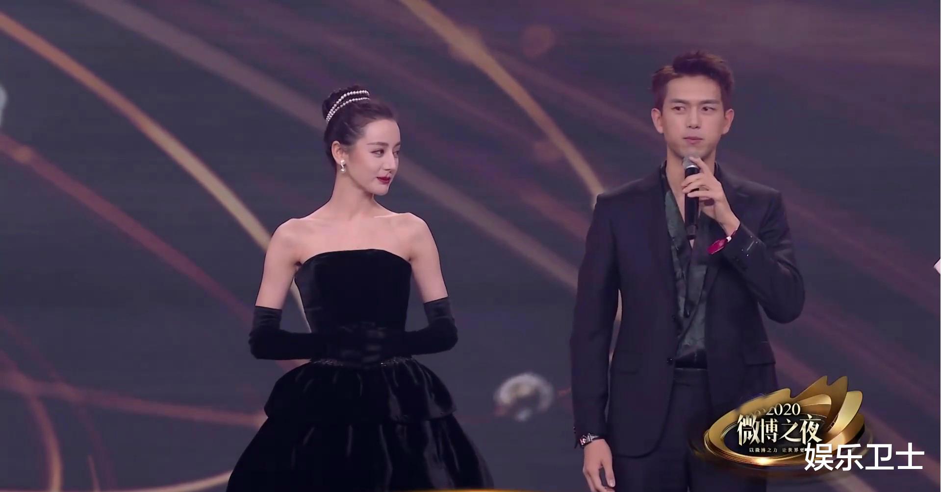 迪丽热巴|迪丽热巴微博之夜再添恋情锤？躲闪主动搀扶的李现，之前却主动靠近黄景瑜