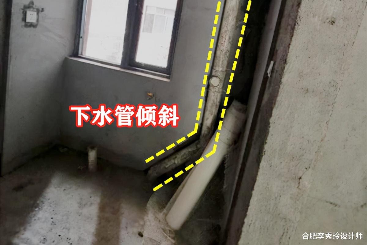 卫生间下水管倾斜，请专业师傅做“取直”处理，分段包管隐形美观