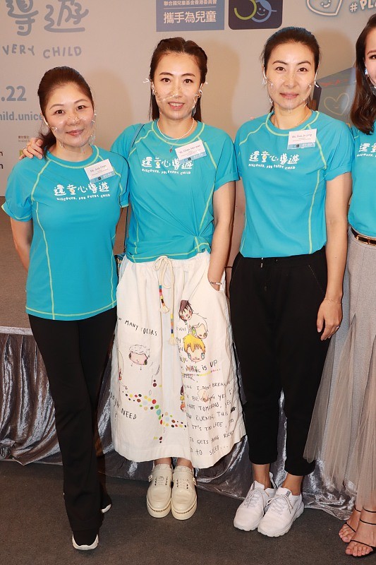 BiuVogue 甘比和郭晶晶同穿T恤，同是阔太穿衣风格却不同，都挺舒服的