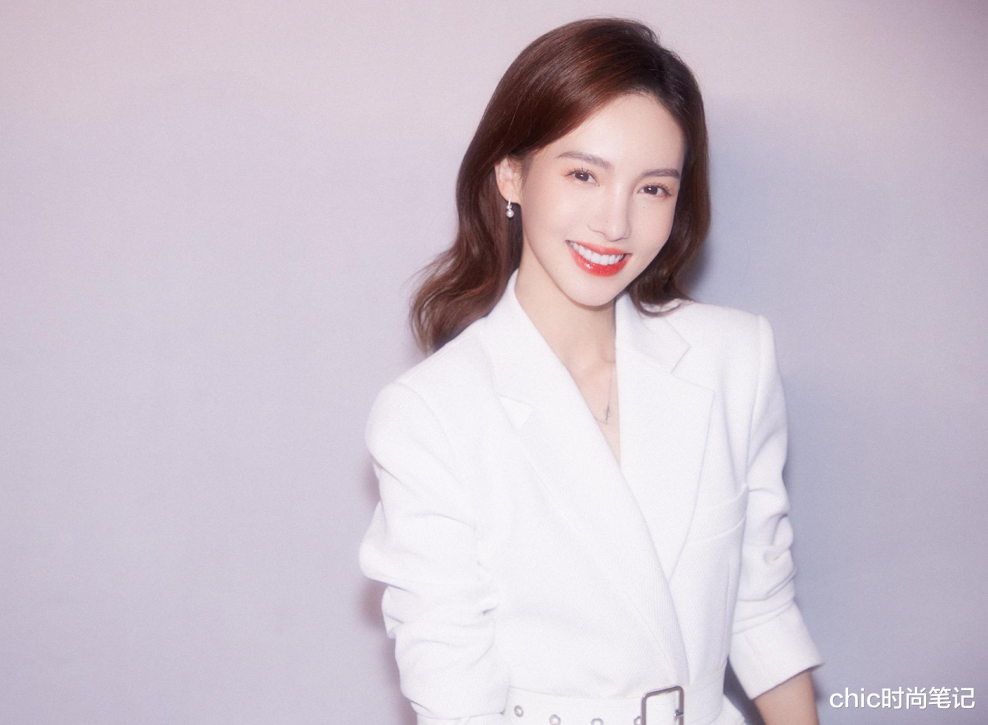 王小蒙|金晨脖子有14cm长,而我们却穿成无脖子星人?