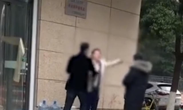 金花的信息 “求求你还我钱”！江苏一男子当街下跪磕头要钱，自扇耳光