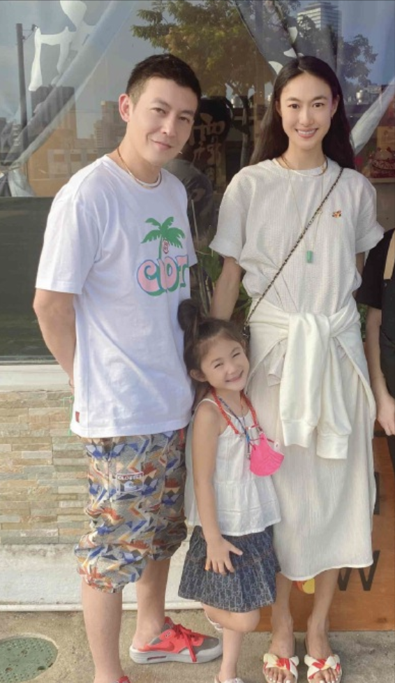 陈冠希|陈冠希晒温馨全家福，怀抱4岁女儿显吃力，Alaia大长腿出众随妈妈