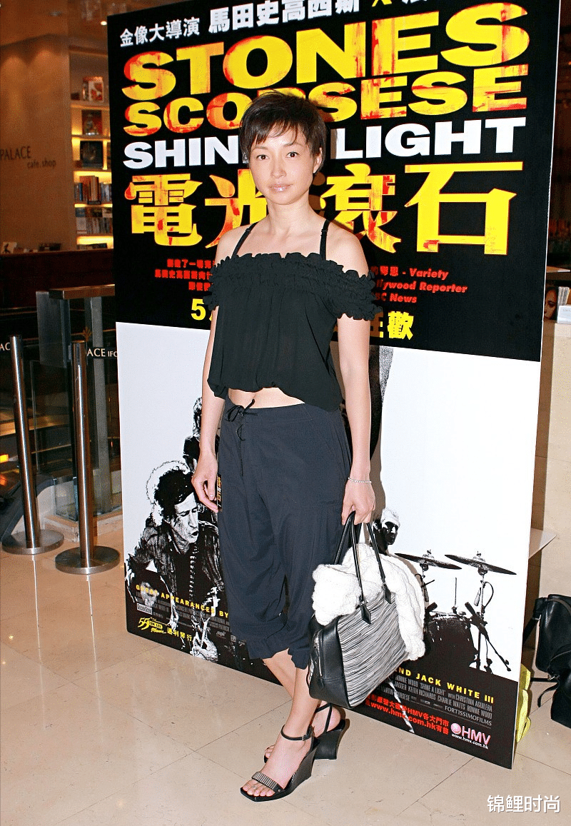 锦鲤时尚|“小辣椒”李绮红老了仍带着清纯感，挂脖黑裙显身材，圆脸好娇嫩