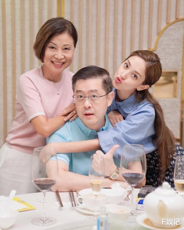 陈凯琳|陈凯琳带儿子出去游玩度过暑假 母子俩嘴对嘴亲吻很有爱