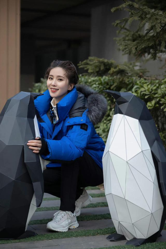 刘诗诗|刘诗诗罕见扮嫩！扎双麻花辫少女感爆棚，穿羽绒服丝毫不显臃肿