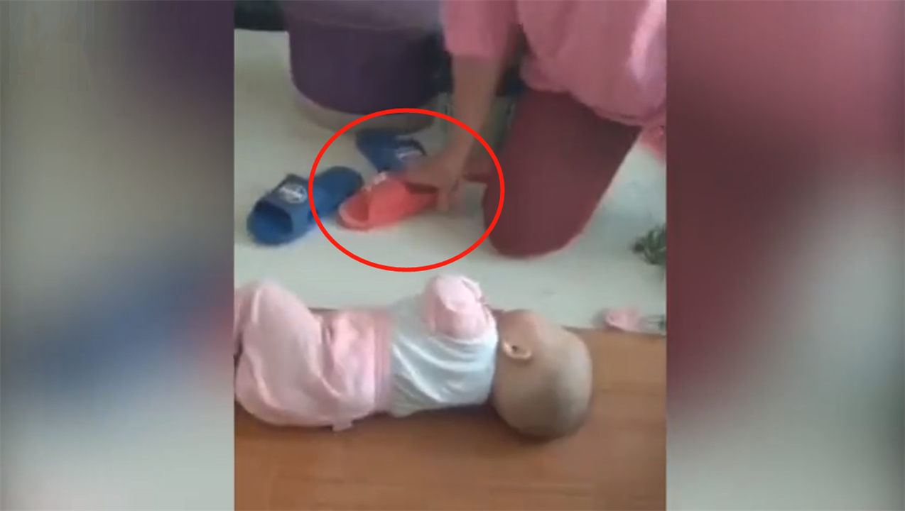 爸妈盒子|夫妻发生矛盾，妻子用拖鞋抽打孩子15秒，网友生气：孩子有什么错