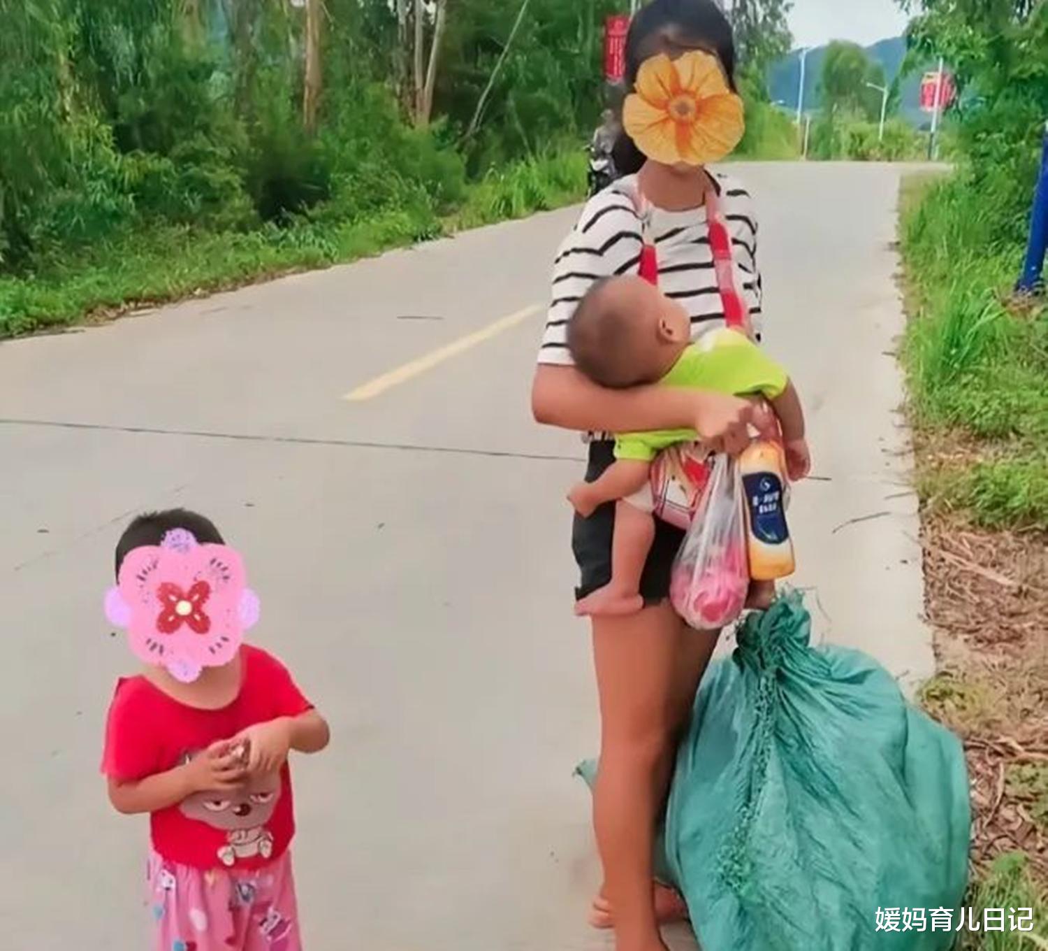 媛妈育儿日记|24岁二胎妈妈烈日下捡垃圾，抱一个拉一个，哀其不幸却也怒其不争