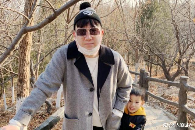 张鹤伦|张鹤伦与儿子互动，简单的几句对话，让网友直呼小“坟王”来了