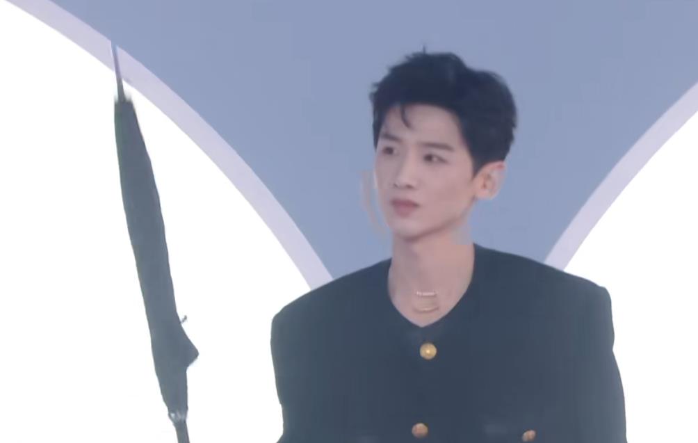 邓伦|男星红毯大赏：张若昀脖子前倾，邓伦大油头，白敬亭鼻头泛油光