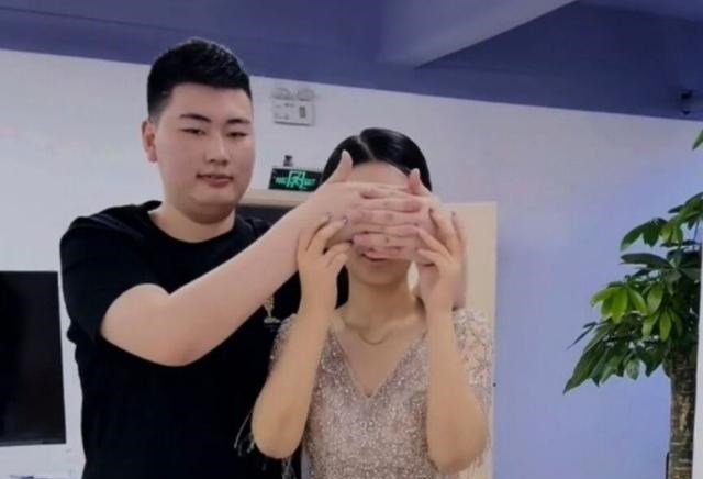 徐梦洁|没空见陈亚男?朱小伟与美女坐吊椅合影,腼腆脸红夫妻相十足