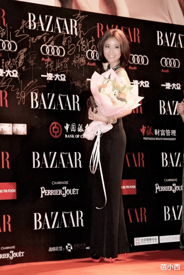 蓓小西|林心如现在尺度放开了？穿挂脖连体裤配波波头亮相，人红气场真大