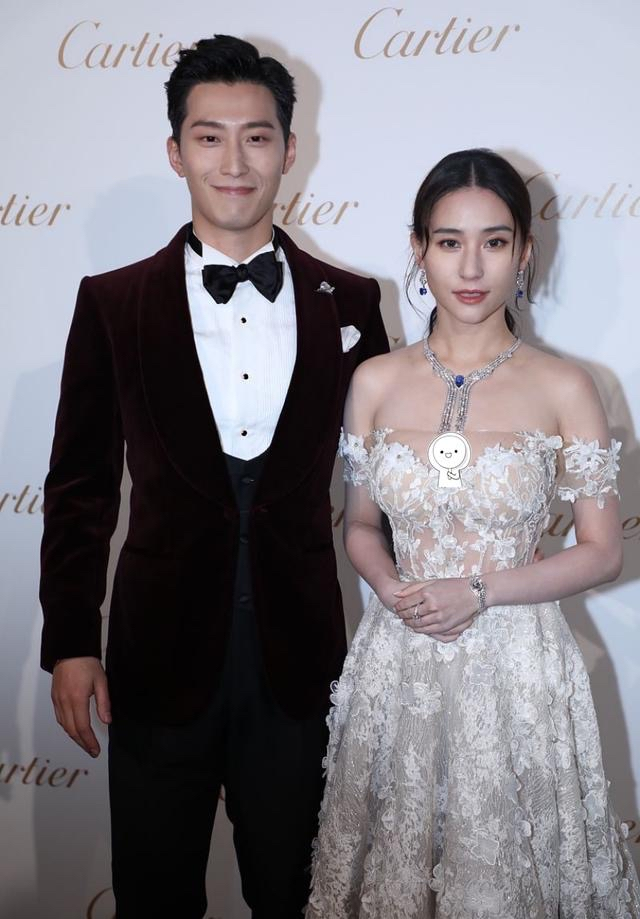 潮帮先生|何超莲不愧出身豪门,穿奢华礼服曲线傲人,站182男友旁不输气场