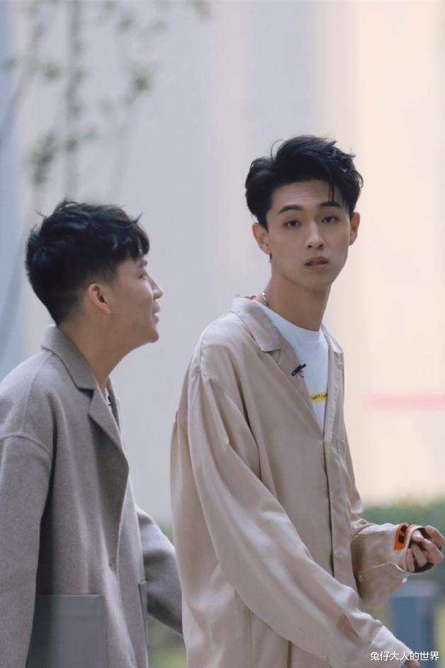 迪丽热巴|德云社岳云鹏发文,简单的六个字引发热议,岳岳到底想念谁了呢?