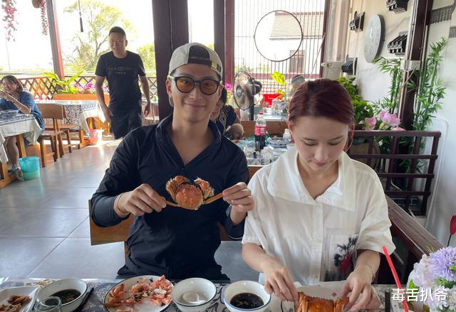 何超莲|何超莲凌晨为男友庆生，两人搞怪合影好甜蜜，遭网友在线催婚！