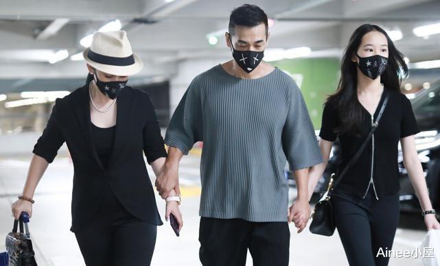 Ainee小屋|赵文卓三口同框挺幸福,妻女穿得干练大方,他却穿得休闲有型