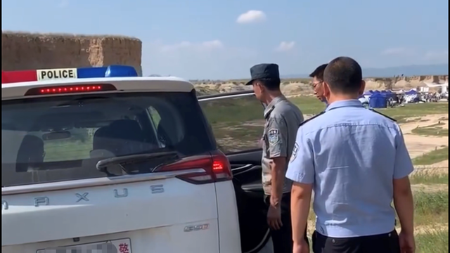 天官赐福|《天官赐福》剧组疑打人，场面混乱人数众多，伤者被救护车抬走