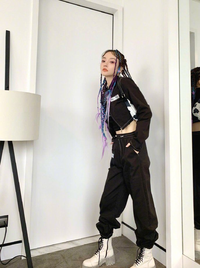 李小璐|李小璐又作妖，无戏可拍也不消停，扎脏辫好嘻哈