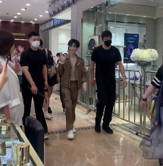 罗云熙|湖北武汉：罗云熙在商场出现，一路都在和粉丝招手，瘦得令人心疼