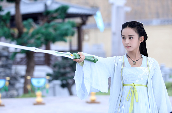 花千骨|因演《花千骨》被网暴退圈：赵丽颖一夜成顶流，却毁掉了14岁的她