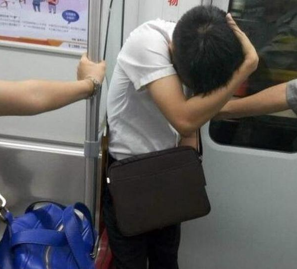 城市谈 恶心!上海地铁一50岁男子猥亵女乘客,露出下体做不雅动作