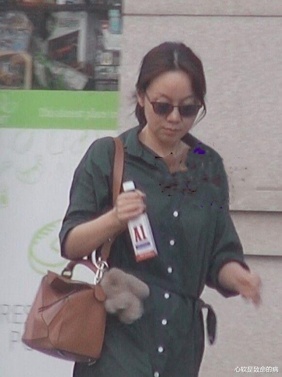 闫妮|明星后台合影个个真实，闫妮皮肤蜡黄脸盘子大，都是营销的漂亮！