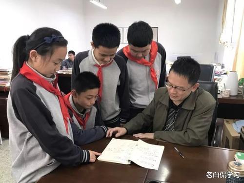 老白侃学习|老师视频给学生解答两道题，就遭到家长的投诉，难怪老师逐渐佛系