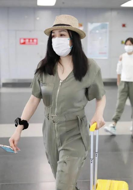 木木尔小倩|钟丽缇越老越自信，公主切配黑白收腰连衣裙，50岁线条感依旧很美