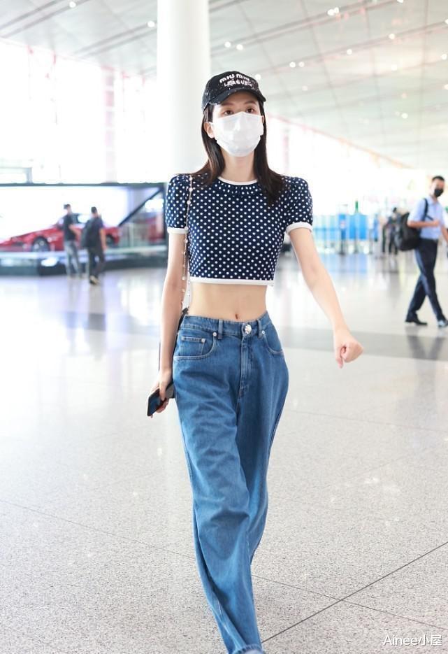 Ainee小屋|乔欣的腰细的有点不真实，“蚂蚁腰”穿超短上衣，牛仔裤松垮靠胯撑