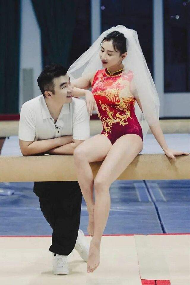 何雯娜|何雯娜的故事,15岁退队与初恋私奔,与前男友“吊环王”撕破脸!