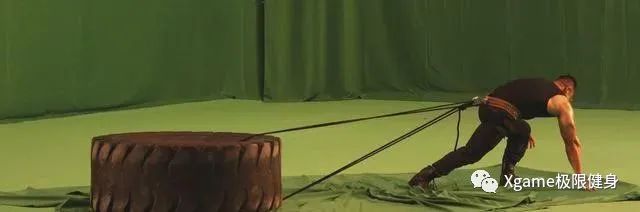 霍尊|44岁公安局长肌肉撑爆白衬衫，活脱脱“警察版巨石强森”...