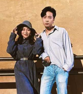 凯莉|荧幕cp成真！27岁女星与大10岁男友车内亲吻，靠肩依偎同回住宅