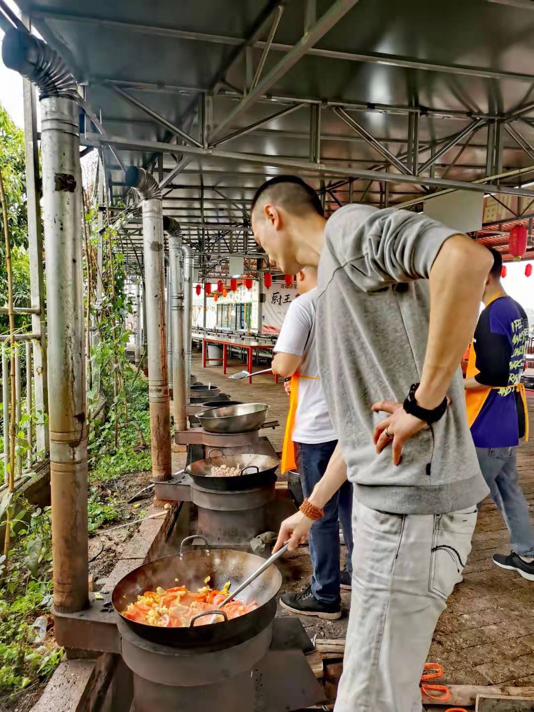 热辣时评 组团去东莞农家乐玩,做饭的全是男人,等吃的全是女人
