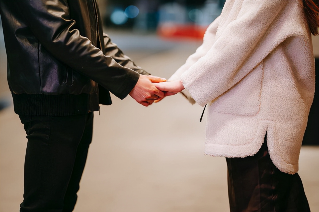 恋上糖果甜 前妻再婚后，刷到她的朋友圈，35岁男人后悔大哭：原来错的人是我