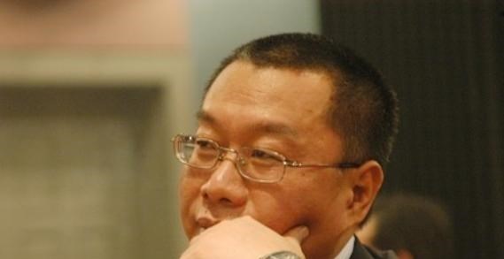 银行柜员 男子因不满银行柜员嘲讽，直接取走存款，银行行长亲自登门道歉