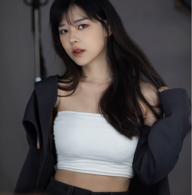 |沫子忘记拉后背拉链，直播被粉丝全面看到，玩家调侃：沫子是故意