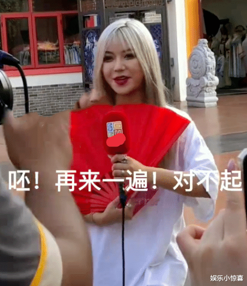 美颜|网红“刀小刀”户外活动被偶遇,离开十级美颜后,脸肿嘴歪似路人