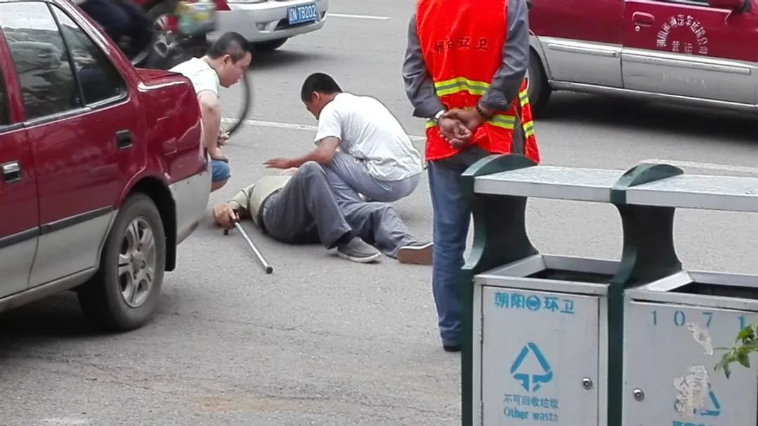 交易 交警提醒：开车遇到碰瓷的别慌张, 教你三句话吓跑他, 很实用!