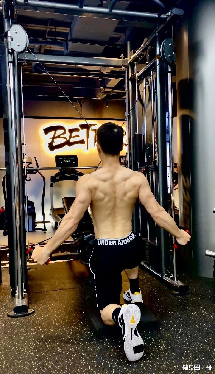 健身圈一哥 是篮球教练也是健身达人,撸铁锻造出霸气腹肌,麒麟臂健壮给力!