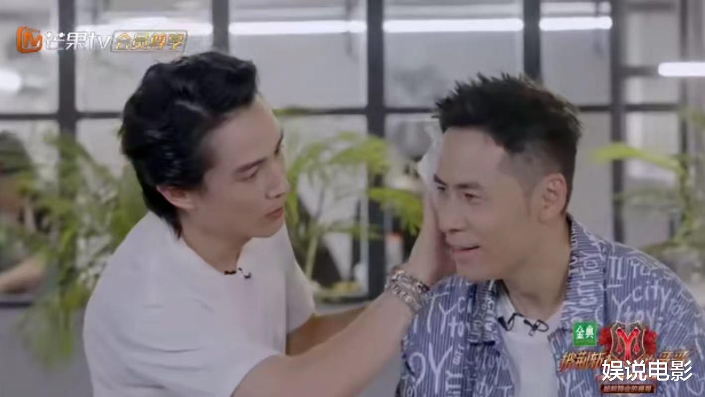 李承铉|李承铉是真吃货，每个哥哥做的菜都尝一下，还热情地为哥哥们擦汗