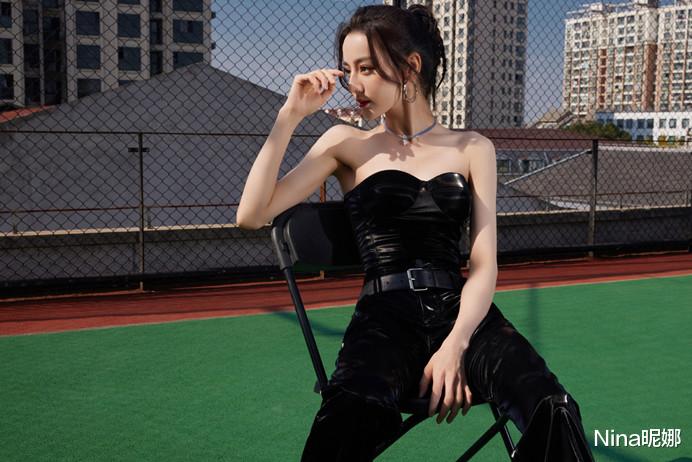 迪丽热巴|迪丽热巴造型大突破！穿皮衣持手枪如特工，选篮球场拍广告太聪明
