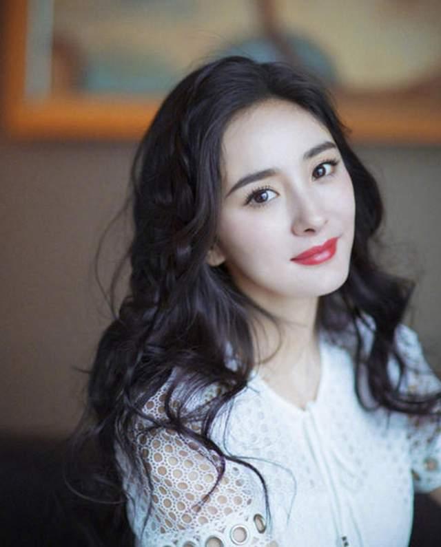 成龙|成龙17年前拍的电动车广告，有谁注意到女配？如今已经红得发紫