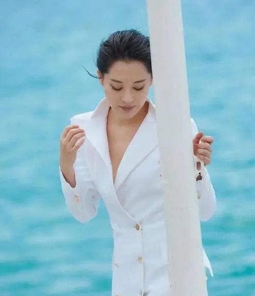 许晴|“冻龄女神”许晴：冯小刚视她为“梦中情人”，至今52岁仍是单身