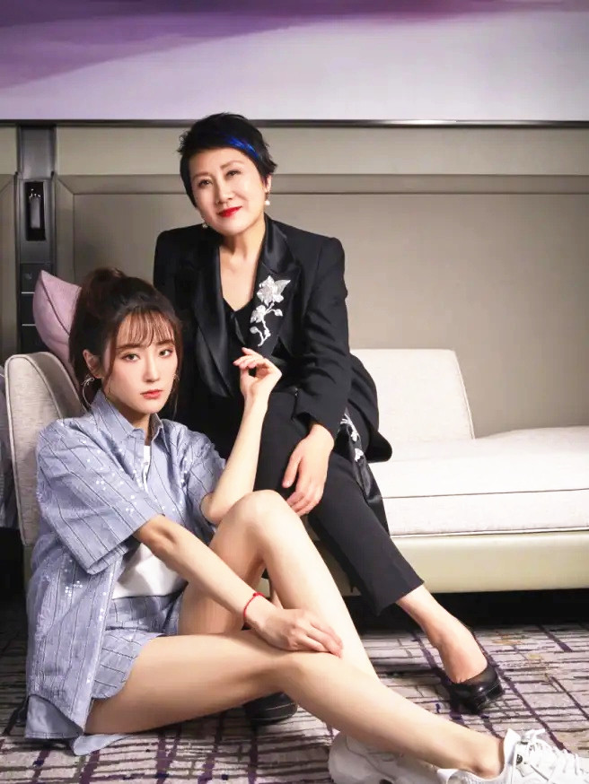 全球时尚号|女儿已经长大,妈妈还未变老,现在流行母女美搭,演绎深情瞬间