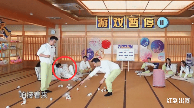 奔跑吧兄弟|《奔跑吧》又惹争议！老成员回归备受“侮辱”，现场嘉宾公然玩手机