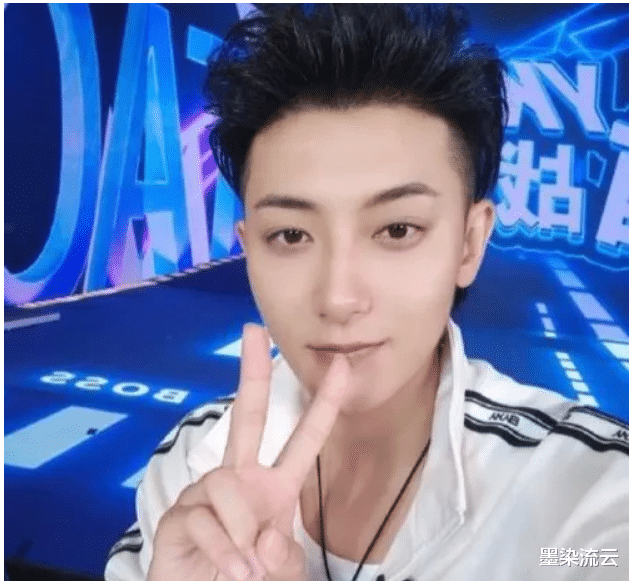 张艺兴|张艺兴的一张图，直接拉开了他和其他明星的距离，只有他一人做到了