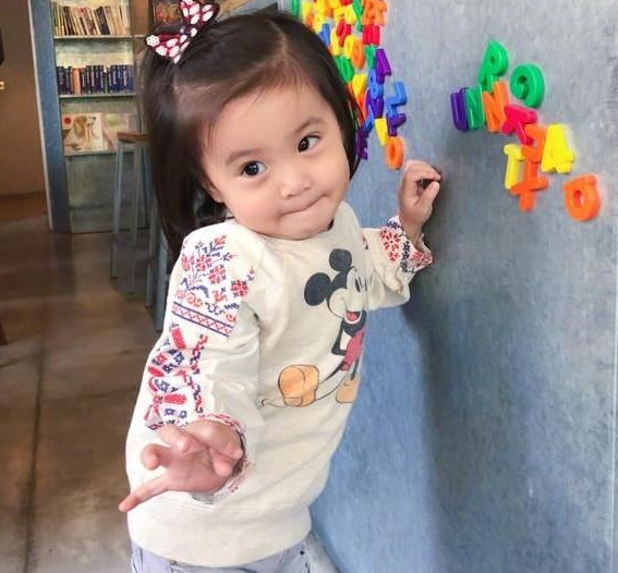 张柏芝|有种“心动”叫林心如女儿，4岁穿背带裤超有范，网友：小鹿乱撞