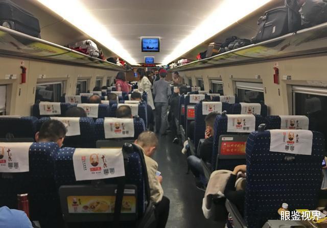 眼鉴视界 “这是车上规矩”高铁上一保洁阿姨坐地休息，乘客邀其坐空位被拒绝