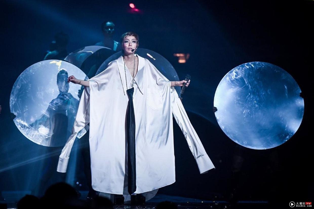 郑秀文|郑秀文公开破格演唱会,造型直呼「重口味」两粒水晶